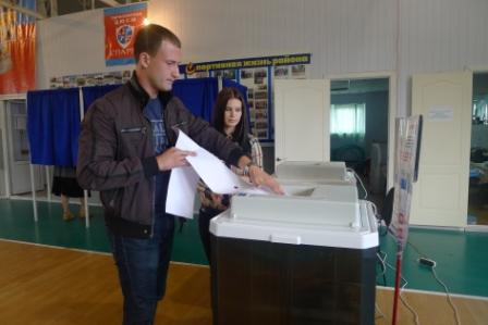 Голосование на избирательном участке № 2295 комплекс обработки избирательных бюллетеней