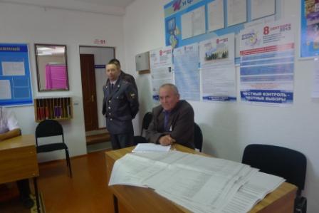Работа с избирательными бюллетенями на избирательном участке № 2317