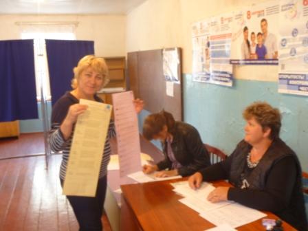 Выдача избирательных бюллетеней на избирательном участке № 2293