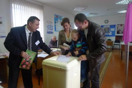 Голосование на избирательном участке № 2295 комплекс обработки избирательных бюллетеней